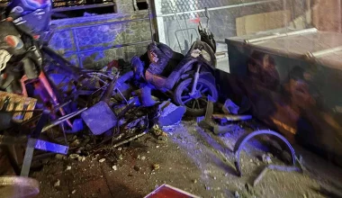 Ένας 19χρονος στο Λουτράκι πήρε σβάρνα κολώνες και μάντρα με αυτοκίνητο και «καρφώθηκε» σε επιχείρηση (φωτό)