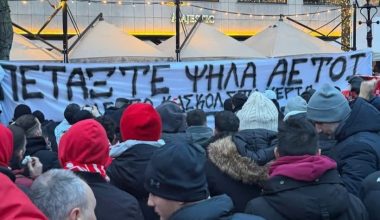 Πανό για τους «Αετούς» του ΠΑΟΚ σήκωσαν οπαδοί του Ολυμπιακού στο Άμστερνταμ (φωτό)