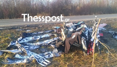 Θρήνος για τους 7 νεκρούς οπαδούς του ΠΑΟΚ στη Ρουμανία: Κάλυψαν με κασκόλ και μπλούζες το σημείο της σύγκρουσης