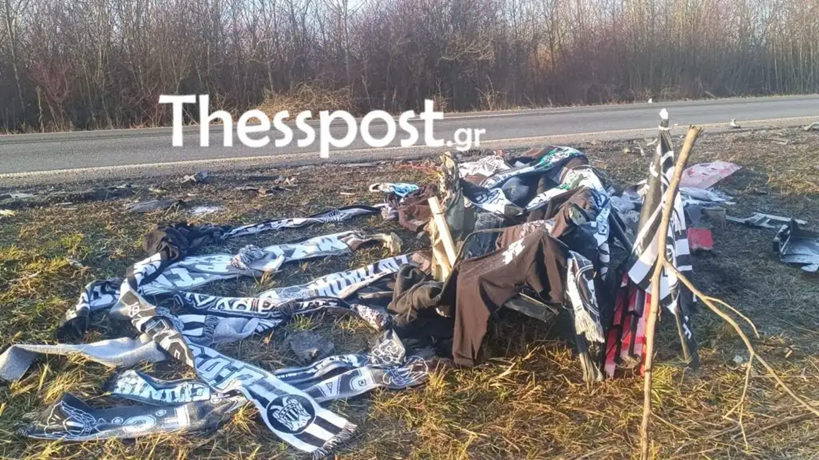 Θρήνος για τους 7 νεκρούς οπαδούς του ΠΑΟΚ στη Ρουμανία: Κάλυψαν με κασκόλ και μπλούζες το σημείο της σύγκρουσης