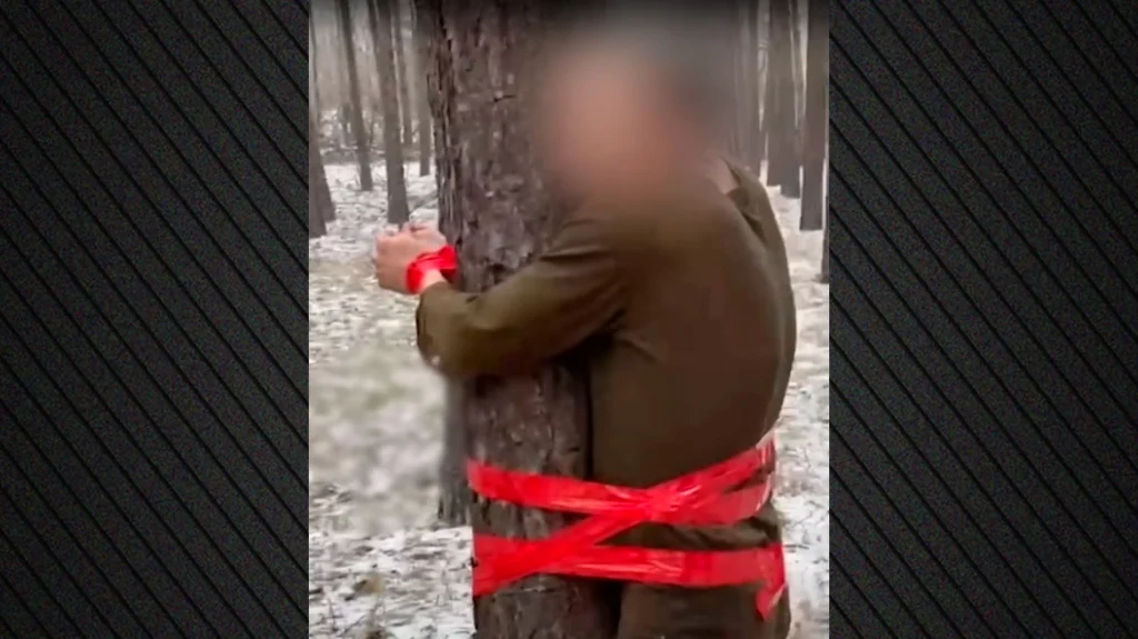 Ρώσοι αξιωματικοί «νουθετούν» στρατιώτες που δεν εκτέλεσαν εντολές