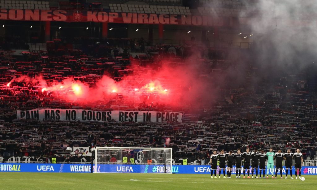 Λιόν – ΠΑΟΚ: Ενός λεπτού σιγή, πυρσοί και συγκίνηση μέσα στο γήπεδο