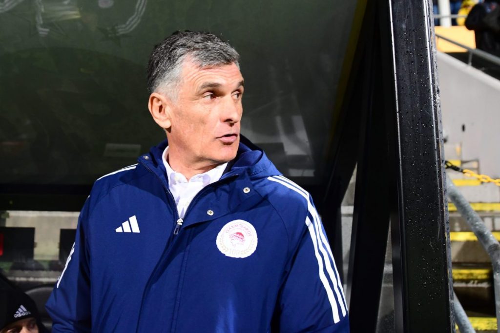 Ολυμπιακός: «Χαμό» στα social media προκάλεσε φωτογραφία με τον Χ.Λ.Μεντιλίμπαρ να καθαρίζει το γήπεδο από το χιόνι