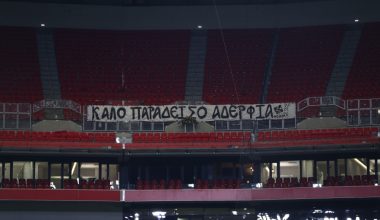 «Καλό παράδεισο αδέρφια»: Το πανό που έστησαν οπαδοί του ΠΑΟΚ στο γήπεδο της Λυών (φωτο)