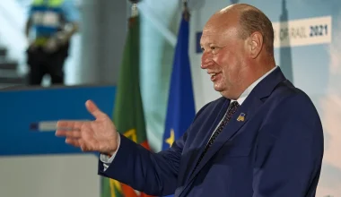 Νέο «Qatargate»: Απολύθηκε ο κορυφαίος αξιωματούχος της ΕΕ Χ.Χολολέι επειδή λάμβανε «δώρα» από το Κατάρ