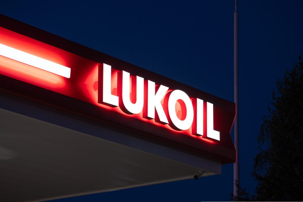 Η ρωσική Lukoil θα πουλήσει διεθνή περιουσιακά στοιχεία αξίας 22 δισ. δολαρίων στον αμερικανικό όμιλο Carlyle