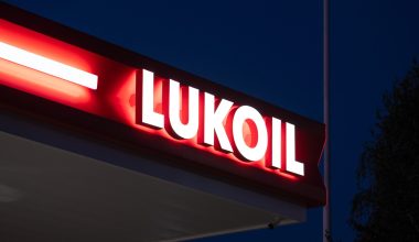 Η ρωσική Lukoil θα πουλήσει διεθνή περιουσιακά στοιχεία αξίας 22 δισ. δολαρίων στον αμερικανικό όμιλο Carlyle