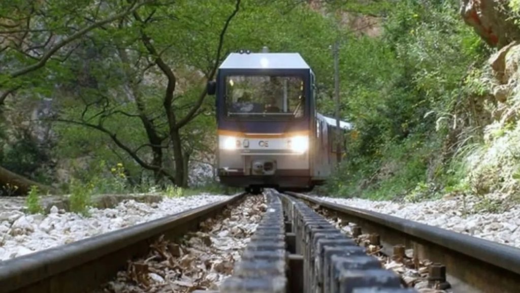 Έπεσε βράχος στη γραμμή του Οδοντωτού στα Καλάβρυτα – Ήρθε σε επαφή με τον συρμό