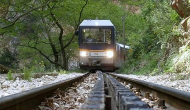 Έπεσε βράχος στη γραμμή του Οδοντωτού στα Καλάβρυτα – Ήρθε σε επαφή με τον συρμό