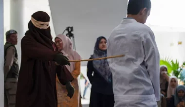Ινδονησία: Μαστίγωσαν ζευγάρι 140 φορές δημοσίως για εξωγαμιαίες σχέσεις – Η γυναίκα λιποθύμησε