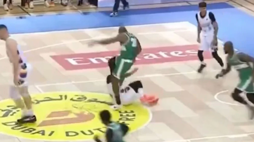 Βίντεο: H στιγμή που παίκτης κλωτσά τον αντίπαλό του που βρίσκεται στο παρκέ σε αγώνα μπάσκετ στο Ντουμπάι