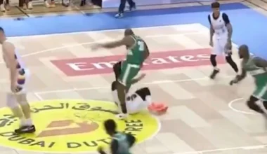 Βίντεο: H στιγμή που παίκτης κλωτσά τον αντίπαλό του που βρίσκεται στο παρκέ σε αγώνα μπάσκετ στο Ντουμπάι