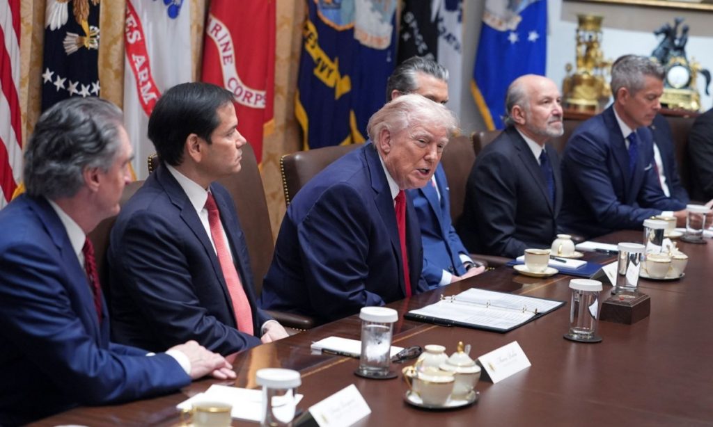 Ο Ν.Τράμπ παραδέχεται ότι κλείνει τα μάτια του στο υπουργικό συμβούλιο όταν βαριέται