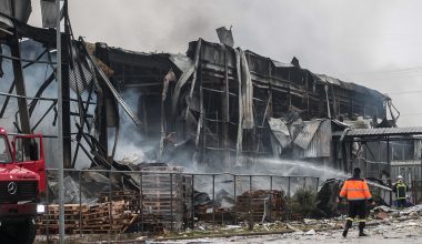 Ανείπωτος θρήνος από την έκρηξη στο «Βιολάντα» – Οι 5 κηδείες των άτυχων γυναικών: «Μαμά, σου πήραν άδικα τη ζωή»