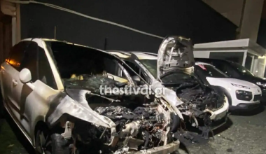 Φωτιά σε μάντρα με μεταχειρισμένα αυτοκίνητα στη Θεσσαλονίκη (βίντεο)