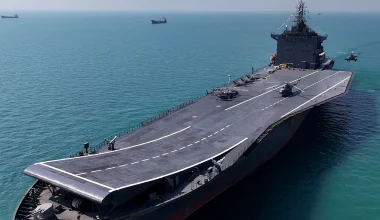 Oι Ιρανοί έβγαλαν εν μέσω της έντασης με ΗΠΑ εκτός ναυστάθμου το πρώτο drone-carrier σκάφος εγχώριας ναυπήγησης