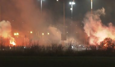 Συγκλονιστικές στιγμές στην Θεσσαλονίκη: Έφτασαν στην Τούμπα οι 7 σοροί των φίλων του ΠΑΟΚ (βίντεο)