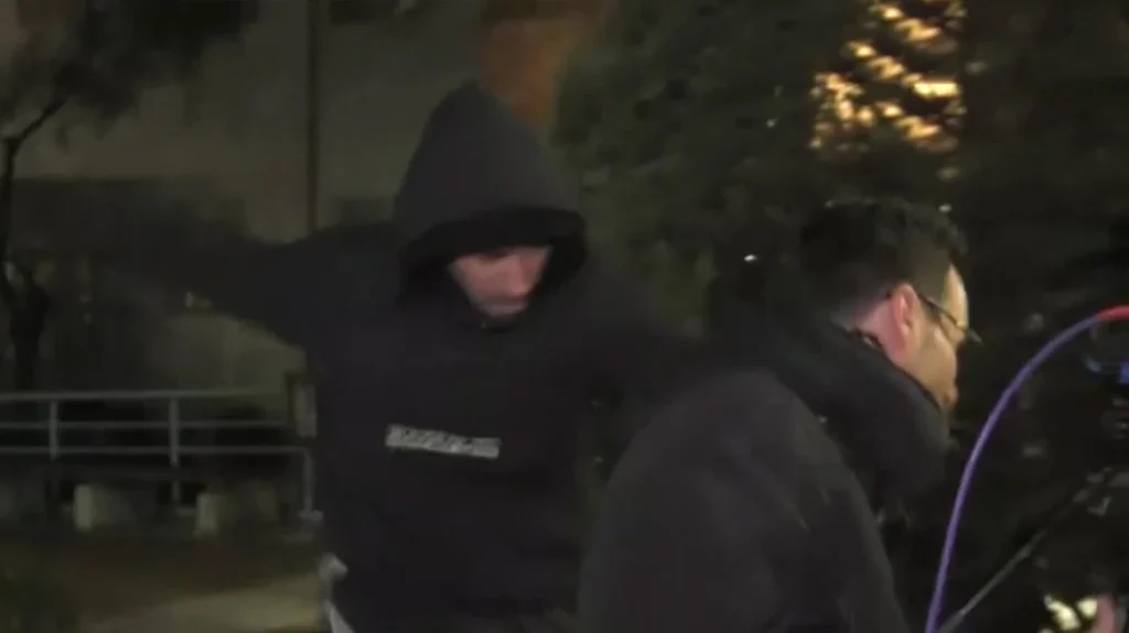 Βίντεο: H στιγμή που οπαδοί του ΠΑΟΚ επιτίθενται σε τηλεοπτικό συνεργείο έξω από το νοσοκομείο «Παπαγεωργίου»