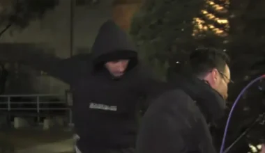 Βίντεο: H στιγμή που οπαδοί του ΠΑΟΚ επιτίθενται σε τηλεοπτικό συνεργείο έξω από το νοσοκομείο «Παπαγεωργίου»