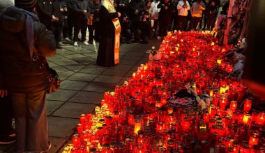 Θεσσαλονίκη: Συγκίνηση στο τρισάγιο στη Τούμπα για τους επτά φιλάθλους του ΠΑΟΚ – Δείτε εικόνες