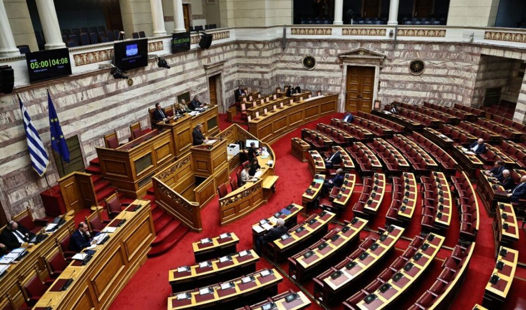 Ενός λεπτού σιγή στη Βουλή για τις 5 νεκρές στη «Βιολάντα» & τους 7 οπαδούς του ΠΑΟΚ που σκοτώθηκαν στη Ρουμανία