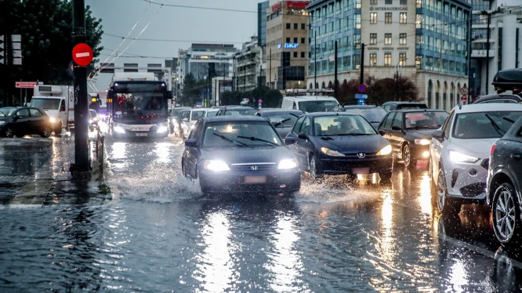 Ισχυρές βροχοπτώσεις σε πολλές περιοχές της Αττικής: Πού εντοπίζονται προβλήματα