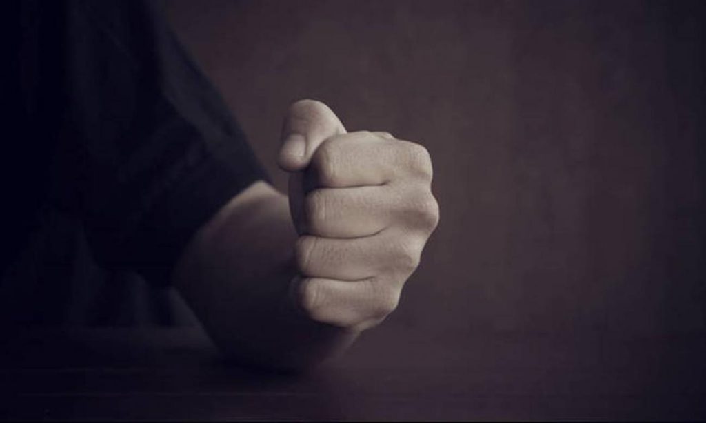 Πάτρα: Τρεις 19χρονοι κατήγγειλαν ότι ξυλοκοπήθηκαν για μια μπλούζα με την ελληνική σημαία