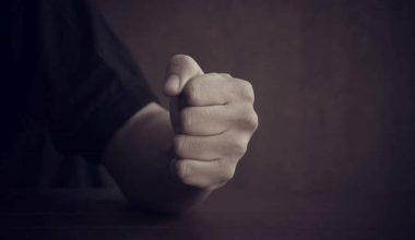 Πάτρα: Τρεις 19χρονοι κατήγγειλαν ότι ξυλοκοπήθηκαν για μια μπλούζα με την ελληνική σημαία