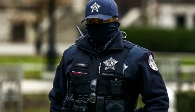 ΗΠΑ: Η στιγμή που αστυνομικοί πυροβολούν ασθενή μέσα σε νοσοκομείο που κρατά αυτοσχέδιο μαχαίρι (βίντεο)