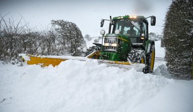 Bίντεο: Ρώσος κάνει «οχτάρια» με μπουλντόζα στην θαμμένη από το χιόνι Μόσχα!