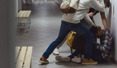 Αίγιο: Συνελήφθη 15χρονος που γρονθοκόπησε 13χρονο σε σχολείο