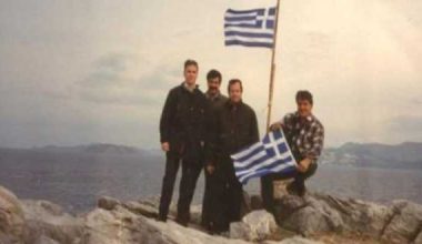 Ίμια: 30 χρόνια μετά: Τι απέγιναν ο παπάς και ο δήμαρχος Καλύμνου που ύψωσαν την ελληνική σημαία