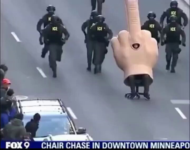 Πράκτορες του ICE «κυνηγούν» μία καρέκλα με ρόδες «μεταμφιεσμένη» ως… μεσαίο δάχτυλο! (θρυλικό ΑΙ βίντεο)