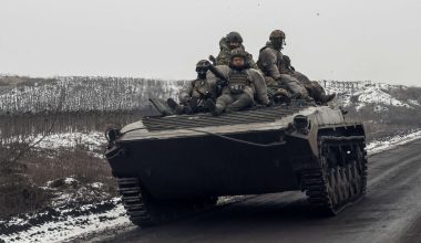 «Περιμένετε»! – Ουκρανοί στρατιώτες  δέχονται πυρά μέσα σε BMP – Σκηνές χάους