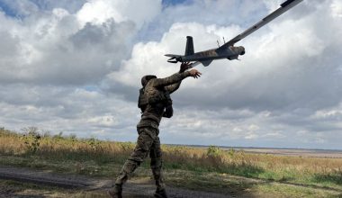 Βίντεο: Οι ρωσικές δυνάμεις κτύπησαν πετρελαιοφόρα στον στρατηγικό δρόμο M-04 που συνδέει Πάβλοχραντ και Κουρακόβε