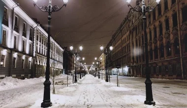 Σπάνιο οπτικό φαινόμενο καταγράφηκε στην Αγία Πετρούπολη: Τι είναι το «δάσος φωτός» (βίντεο)