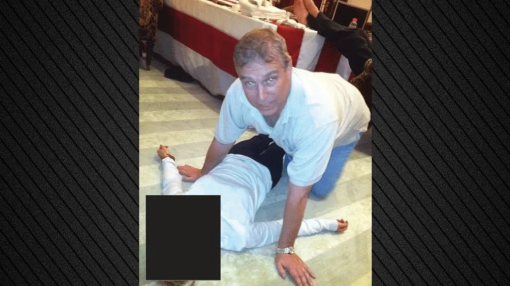 Υπόθεση Τ.Έπσταϊν: Στο «φως» φωτογραφία με τον πρίγκιπα Άντριου πάνω από γυναίκα που βρίσκεται στο πάτωμα