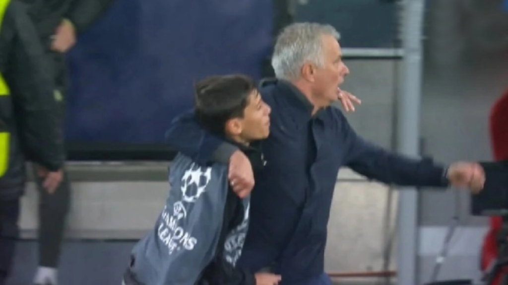 Φ.Κούνια: Το ball boy της Μπενφίκα περιγράφει τους πανηγυρισμούς με τον Ζ.Μουρίνιο – «Μου είπε “πάμε παιδί μου”»