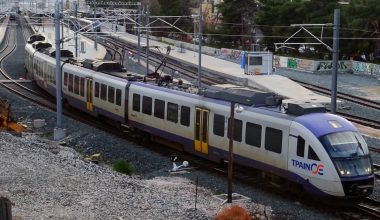 Ιερά Οδός: ΙΧ στάθμευσε πάνω στις γραμμές του τρένου – Καθυστερήσεις στον Προαστιακό