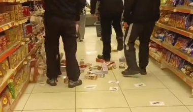 Βόλος: Νεαροί εισέβαλαν σε σούπερ μάρκετ και ποδοπάτησαν προϊόντα της «Βιολάντα» (βίντεο)