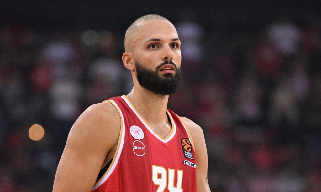 Ε.Φουρνιέ: Eμφανίστηκε φορώντας μπλουζάκι με τον Θ.Παπαλουκά και «μαγνήτισε» όλα τα βλέμματα (φωτο)