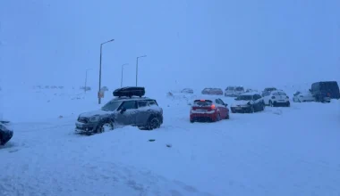 Ισχυρή χιονόπτωση στη Δράμα: Δεκάδες επισκέπτες εγκλωβίστηκαν στο χιονοδρομικό κέντρο Φαλακρού