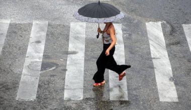 Καιρός: Σε ποιες περιοχές θα εκδηλωθούν βροχές και καταιγίδες αύριο – Υποχωρούν σταδιακά τα έντονα φαινόμενα