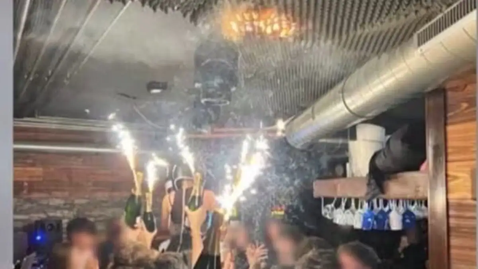 Επιζήσασα από τη φονική φωτιά στο Κραν Μοντανά αποκαλύπτει τα εγκαύματά της σε πρόσωπο και χέρια (φώτο)