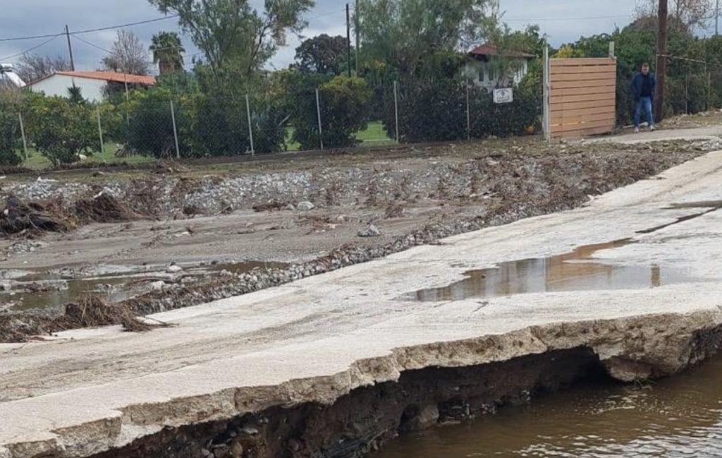 Πλημμύρισε ο Αγιόκαμπος στη Λάρισα: Υπερχείλισε ρέμα και οι δρόμοι έγιναν ένα με τη θάλασσα