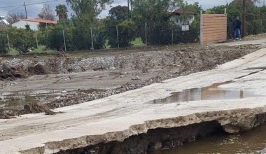 Πλημμύρισε ο Αγιόκαμπος στη Λάρισα: Υπερχείλισε ρέμα και οι δρόμοι έγιναν ένα με τη θάλασσα