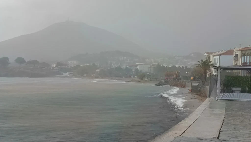 Στο «έλεος» της κακοκαιρίας και η Λήμνος: Σπίτια πλημμύρισαν στη Μύρινα (φωτο)