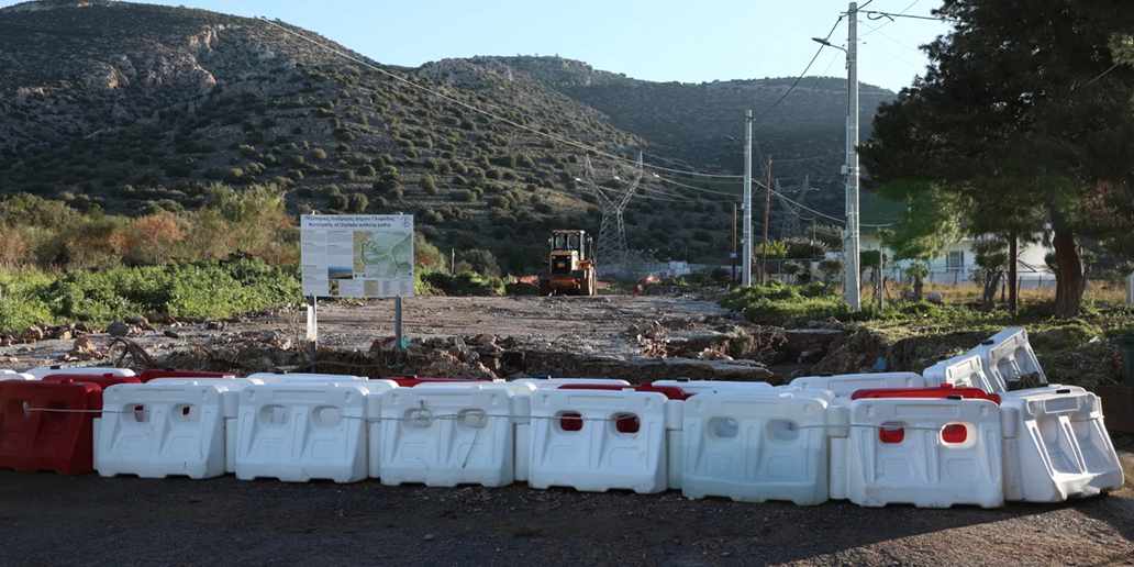 Γλυφάδα: Έβαλαν οδοφράγματα και τσιμεντένια μπλοκ στο δρόμο που είχε γίνει χείμαρρος