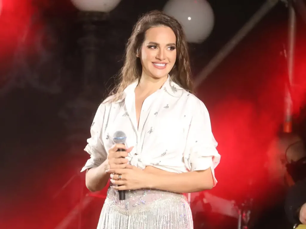 «Ρία μ@@@α για πάντα ΑΠΟΕλαρα»: Τι είπε η Ρ.Ελληνίδου για το άσεμνο σύνθημα οπαδών σε συναυλία της στην Κύπρο