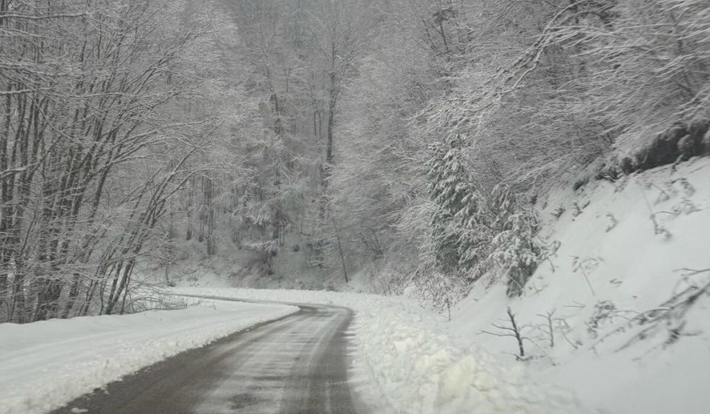 Έντονη χιονόπτωση πλήττει τις Σέρρες: Τουλάχιστον 15 άτομα εγκλωβίστηκαν με τα οχήματά τους